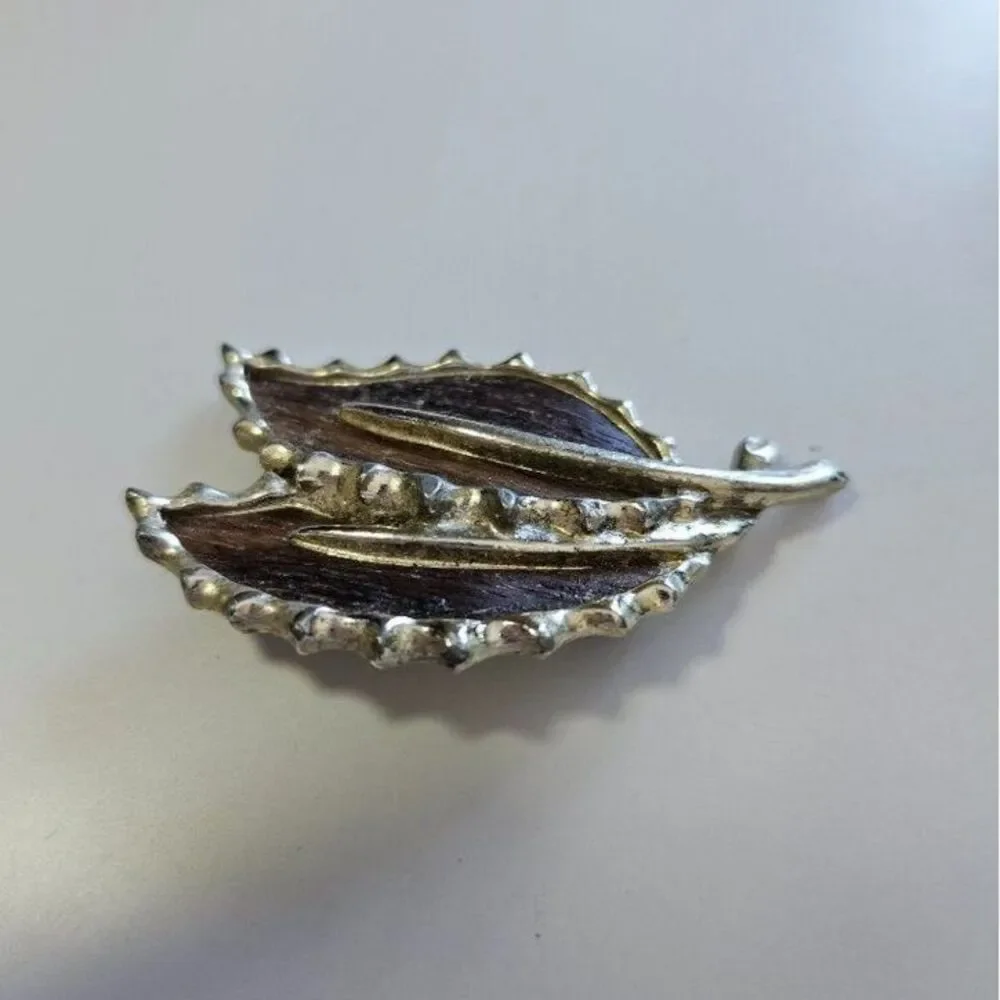 Sarah Coventry vintage leaf brooch